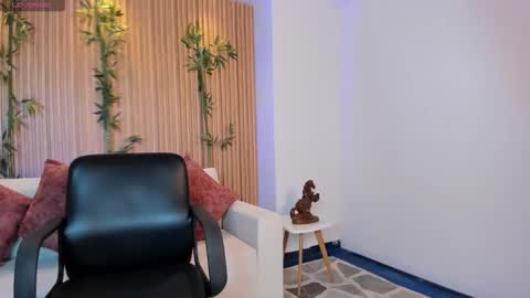 Snapshot of aaron_whitee chatting on January 12, 12:43 pm Aaron online show from January 12, 12:43 pm