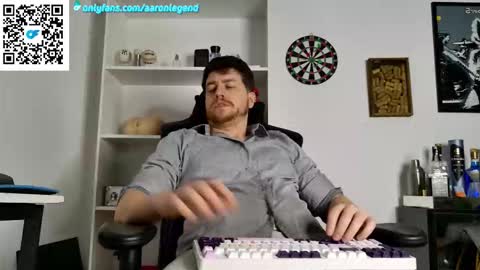 Aaron  online show from November 5, 9:15 pm