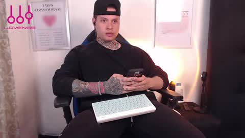 aaronsmith2_ online show from December 5, 4:53 am