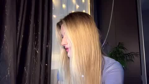 Snapshot of abbeyducklow chatting on December 1, 3:28 pm Abbi online show from December 1, 3:28 pm