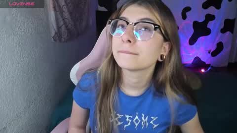 Snapshot of abbie_senjen chatting on February 27, 1:16 am April online show from February 27, 1:16 am