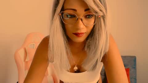 Snapshot of abby_liu chatting on January 16, 6:48 pm May Imstagram online show from January 16, 6:48 pm