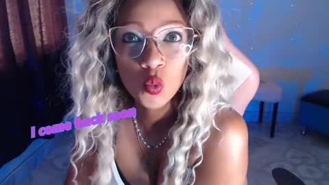 Snapshot of abby_liu chatting on March 7, 4:22 pm May Imstagram online show from March 7, 4:22 pm