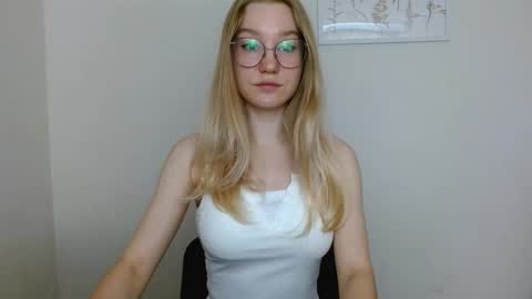 Snapshot of abbymoore__ chatting on September 20, 8:37 am Abby Lovense is active online show from September 20, 8:37 am