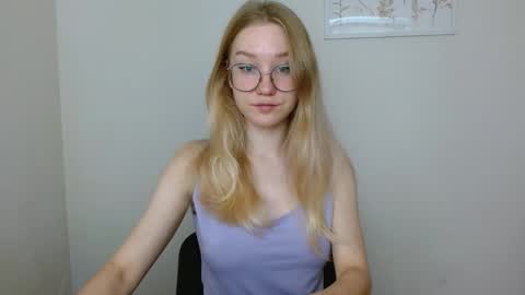 Snapshot of abbymoore__ chatting on September 21, 9:22 am Abby Lovense is active online show from September 21, 9:22 am