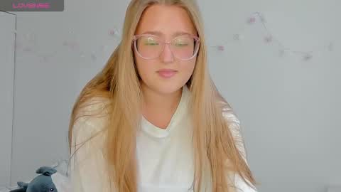 Snapshot of abbywyte chatting on September 20, 1:45 pm Abby    Stream at Sat  Sun  Mon  Fri online show from September 20, 1:45 pm