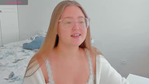 Snapshot of abbywyte chatting on September 28, 3:06 pm Abby    Stream at Sat  Sun  Mon  Fri online show from September 28, 3:06 pm