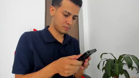 Independence model AbelAsburgo online show from April 6, 5:47 pm