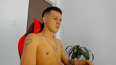 Independence model AbelAsburgo online show from April 9, 10:15 pm