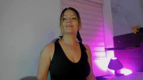 abella_as_ online show from April 14, 4:51 am