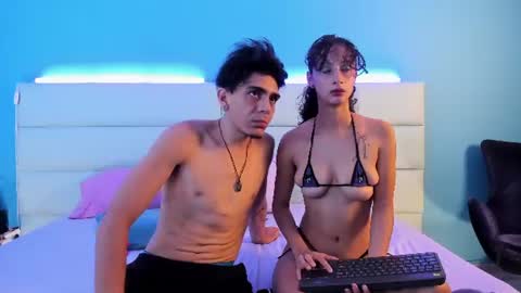 Snapshot of abrilandjulian chatting on June 13, 11:41 am Abril and Julian online show from June 13, 11:41 am
