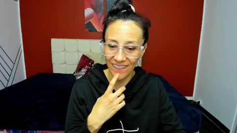 Snapshot of abrillee1 chatting on January 12, 10:02 am ABRIL online show from January 12, 10:02 am