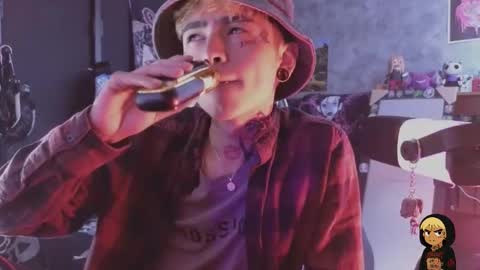 Snapshot of acidmilo chatting on February 10, 5:28 pm Acid Milo online show from February 10, 5:28 pm