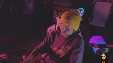 Snapshot of acidmilo chatting on May 7, 9:42 pm Acid Milo online show from May 7, 9:42 pm
