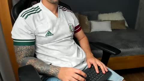Snapshot of adam_clarke chatting on June 11, 2:53 am adam clarke online show from June 11, 2:53 am