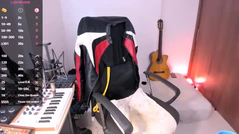 Snapshot of adam_rocket chatting on November 1, 1:24 pm Adam online show from November 1, 1:24 pm