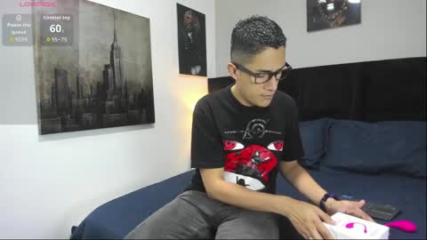 adam_walker_1 online show from April 2, 1:09 pm