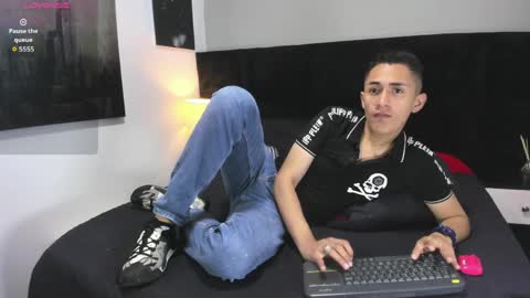 adam_walker_1 online show from April 22, 2:29 pm