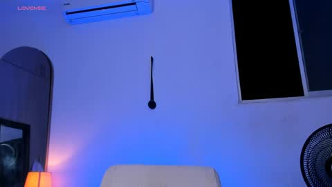 adambrocs1 online show from April 6, 4:46 am