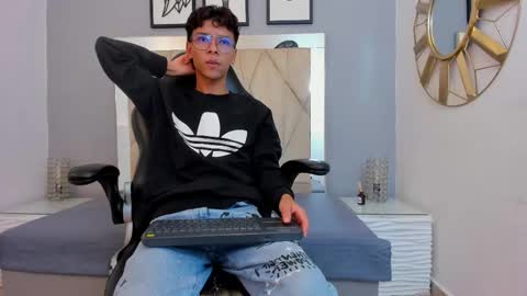 Adams Bobby online show from December 2, 11:26 am