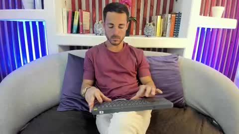 Im Adams Sanz online show from February 14, 7:10 pm