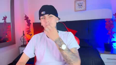 AdamsWalkerr  online show from April 8, 12:49 pm