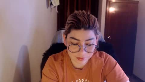 Snapshot of adan_romanoff chatting on June 7, 5:44 am adan_romanoff online show from June 7, 5:44 am