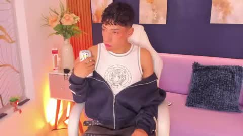 Snapshot of adann_scott chatting on June 19, 12:42 pm Adan online show from June 19, 12:42 pm