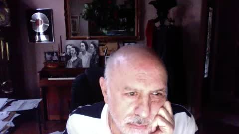 Snapshot of add_me_2 chatting on April 16, 12:33 am add_me_2 online show from April 16, 12:33 am