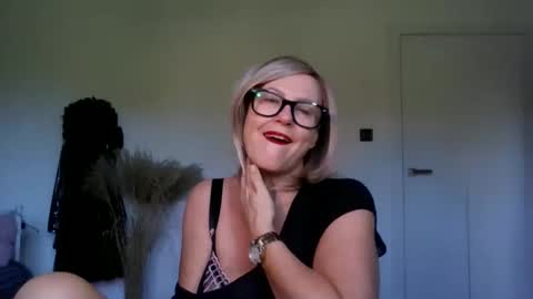 adelemilf40 online show from September 27, 7:02 am