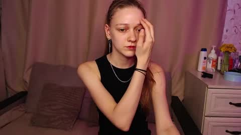 Snapshot of adelin_maxwell chatting on May 18, 3:29 pm Lina online show from May 18, 3:29 pm
