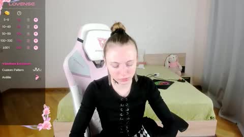 Snapshot of adelina_cowell chatting on September 16, 9:43 am Adelina online show from September 16, 9:43 am