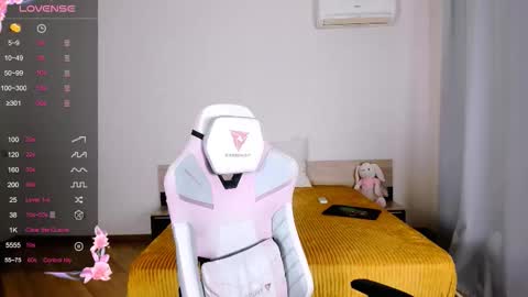Snapshot of adelina_cowell chatting on September 20, 9:43 am Adelina online show from September 20, 9:43 am