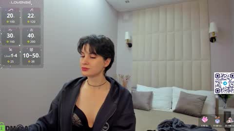 Snapshot of adeline_perle chatting on September 29, 12:27 am Adeline Perle online show from September 29, 12:27 am