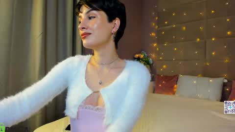 Snapshot of adeline_perle chatting on October 18, 2:14 am Adeline Perle online show from October 18, 2:14 am