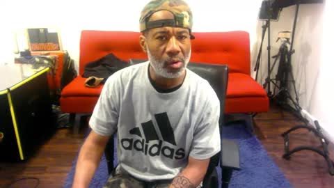 Snapshot of adick_ting chatting on December 15, 1:32 am adick_ting online show from December 15, 1:32 am