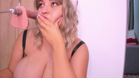 Snapshot of adilaghazali chatting on December 20, 7:33 am Adila online show from December 20, 7:33 am