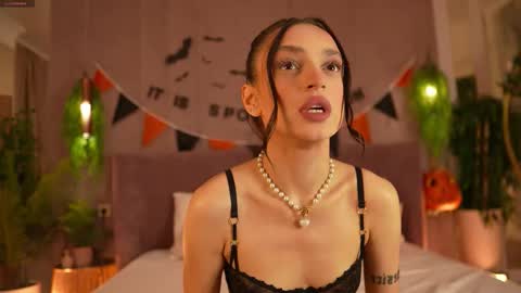 adoracortes online show from October 28, 5:11 am