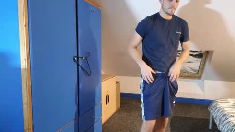 Snapshot of adr_twink chatting on October 27, 12:36 am ADR Twink online show from October 27, 12:36 am