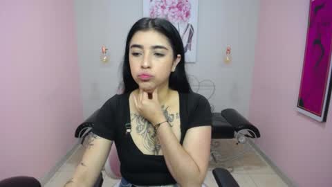 Snapshot of adri_gomez_1 chatting on May 11, 12:44 pm Adri online show from May 11, 12:44 pm