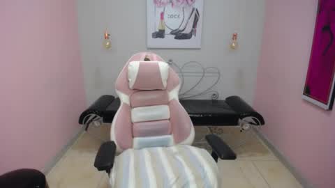 Snapshot of adri_gomez_1 chatting on May 12, 12:13 pm Adri online show from May 12, 12:13 pm