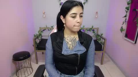 Snapshot of adri_gomez_1 chatting on July 19, 12:42 pm Adri online show from July 19, 12:42 pm