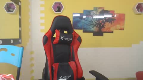 adri_sexboy online show from December 10, 4:49 pm