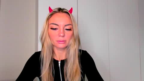 Snapshot of adriana_coy_ chatting on December 8, 6:22 am Adriana online show from December 8, 6:22 am