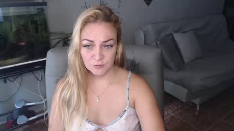 Adriana Paredes  online show from February 17, 12:59 pm