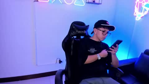 Snapshot of adrien_silex chatting on April 16, 3:13 pm adrien_silex online show from April 16, 3:13 pm