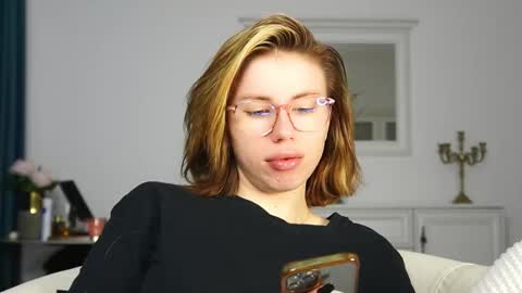 Snapshot of aelia_anara chatting on October 1, 3:45 am Aelia online show from October 1, 3:45 am