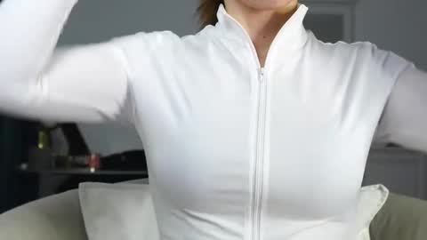 Snapshot of aelia_anara chatting on October 7, 3:47 am Aelia online show from October 7, 3:47 am