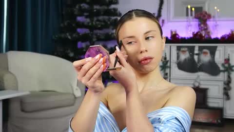 Aelia online show from December 18, 6:30 am