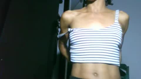 Snapshot of africadeluxe chatting on December 22, 9:11 am Africa online show from December 22, 9:11 am